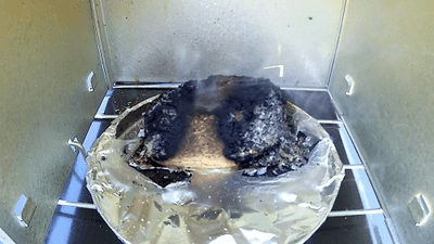 火の着いた燻製チップ