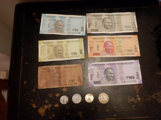 インドのお金ルピーの紙幣と硬貨